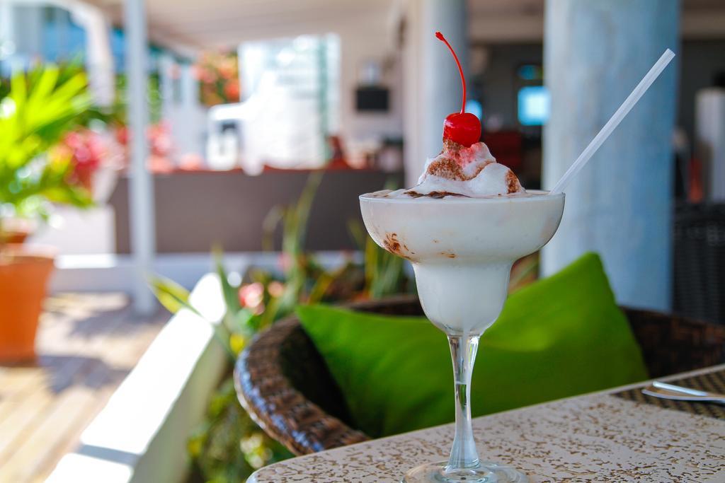 Trade Winds Hotel Dickenson Bay エクステリア 写真