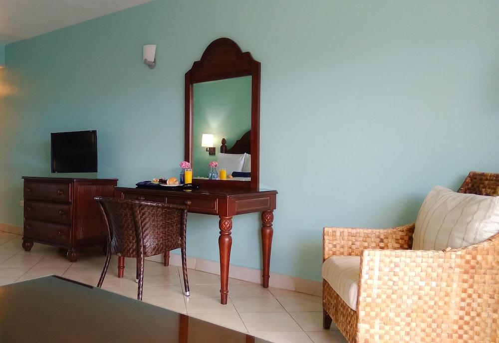 Trade Winds Hotel Dickenson Bay エクステリア 写真