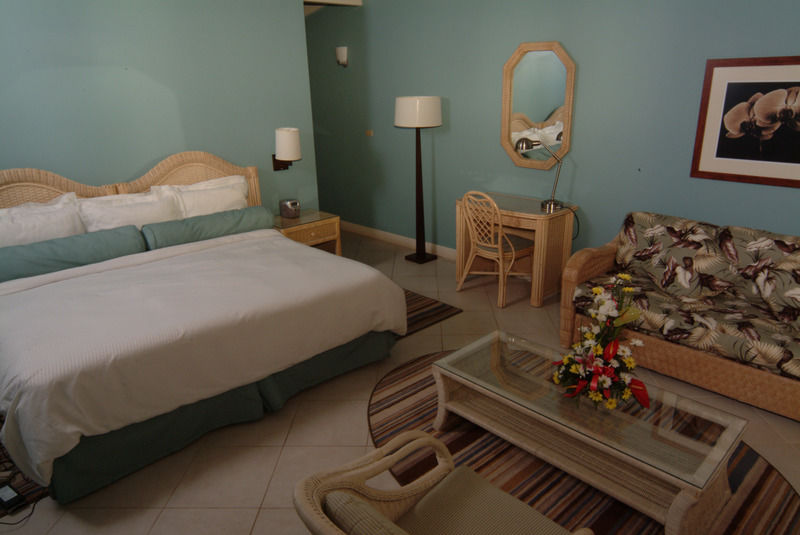 Trade Winds Hotel Dickenson Bay エクステリア 写真