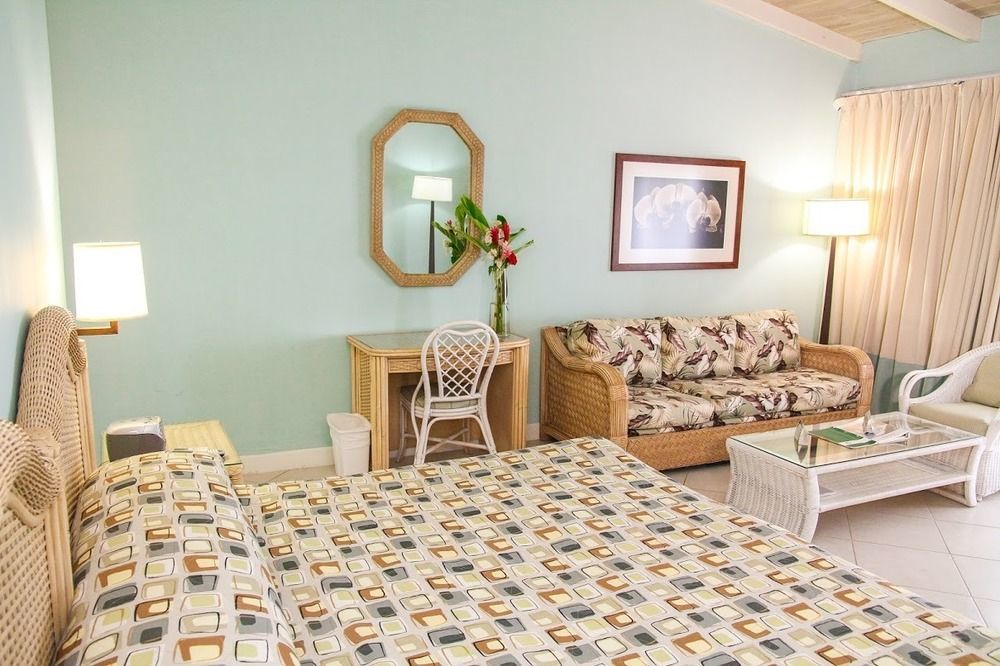 Trade Winds Hotel Dickenson Bay エクステリア 写真