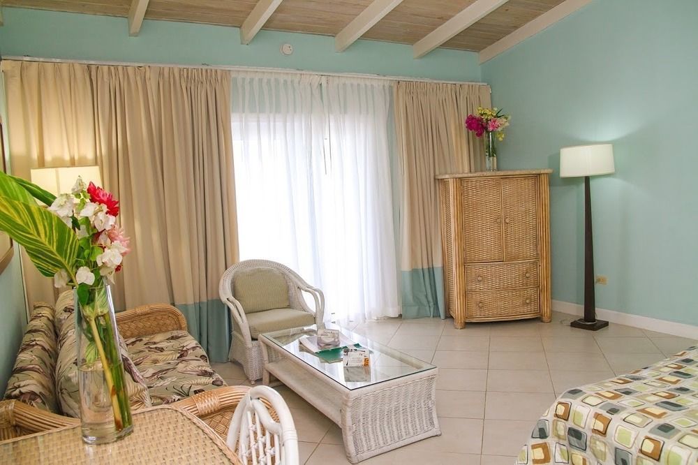 Trade Winds Hotel Dickenson Bay エクステリア 写真